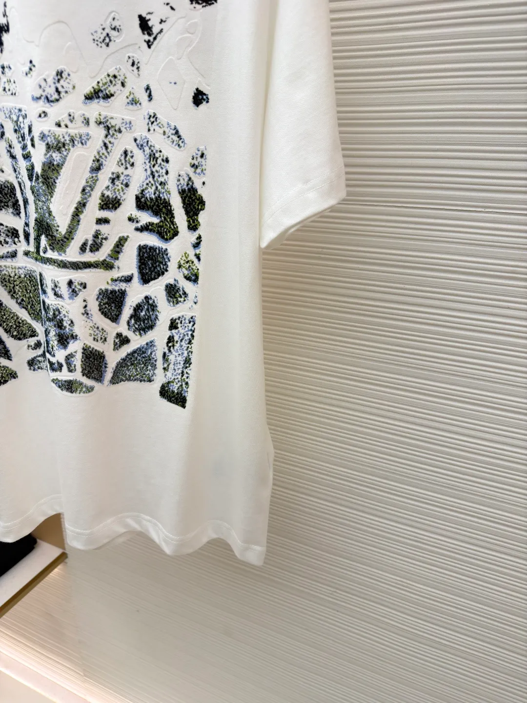 LOUIS VUITTON SKI ski foam flocked printed T-shirt short sleeves ●Original version: purchased and developed by 14029 ●Item number: 1681310-A15 ●Fabric: velvet fabric ●Technology: flocking production ●Color: white ●Version: fitted version ●Weight: about 275 grams ●Size: XS-S-M-L ●Description: Made of 60-count mercerized double-ply fabric with 1*1 Salona thread. After the garment is made, the fabric is fermented using a special washing process to prevent shrinkage and maintain the softness of the fabric. The front uses foam printing and a customized 1:1 trademark. The overall wiring is straight and delicate, the fabric is comfortable and soft, and the color is consistent without color difference. It can be matched with the same style to create a fashionable look and control various occasions. Customized accessories, complete with three standards, same style for men and women!